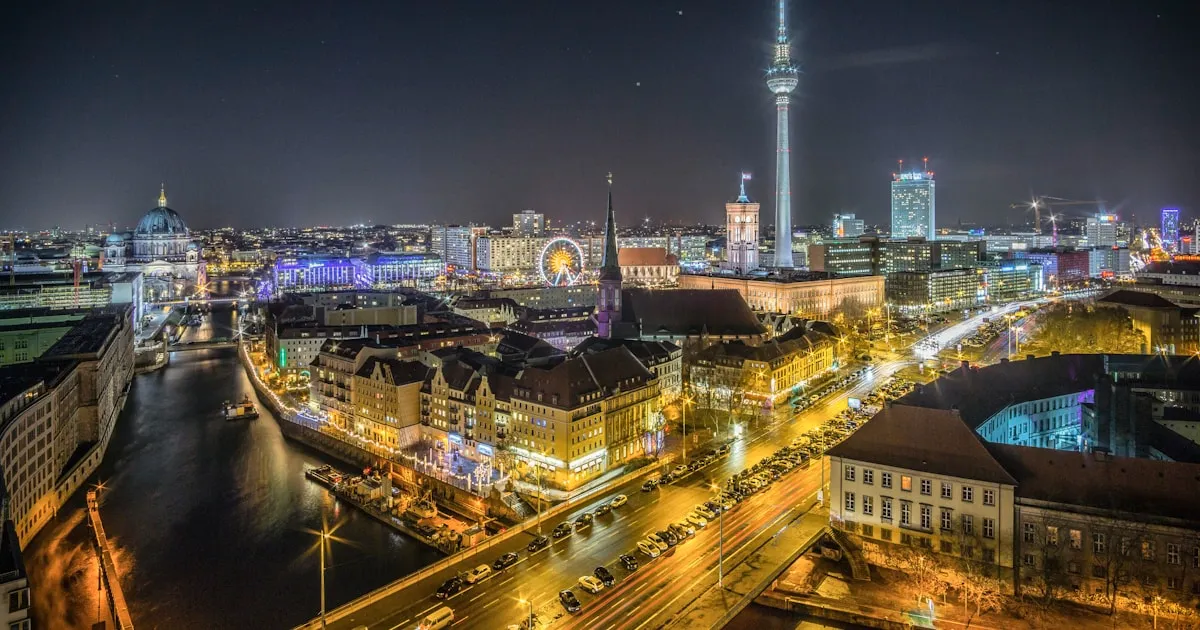 Berlin bei Nacht – Blick über die Spree auf Nikolaiviertel und Alexanderplatz