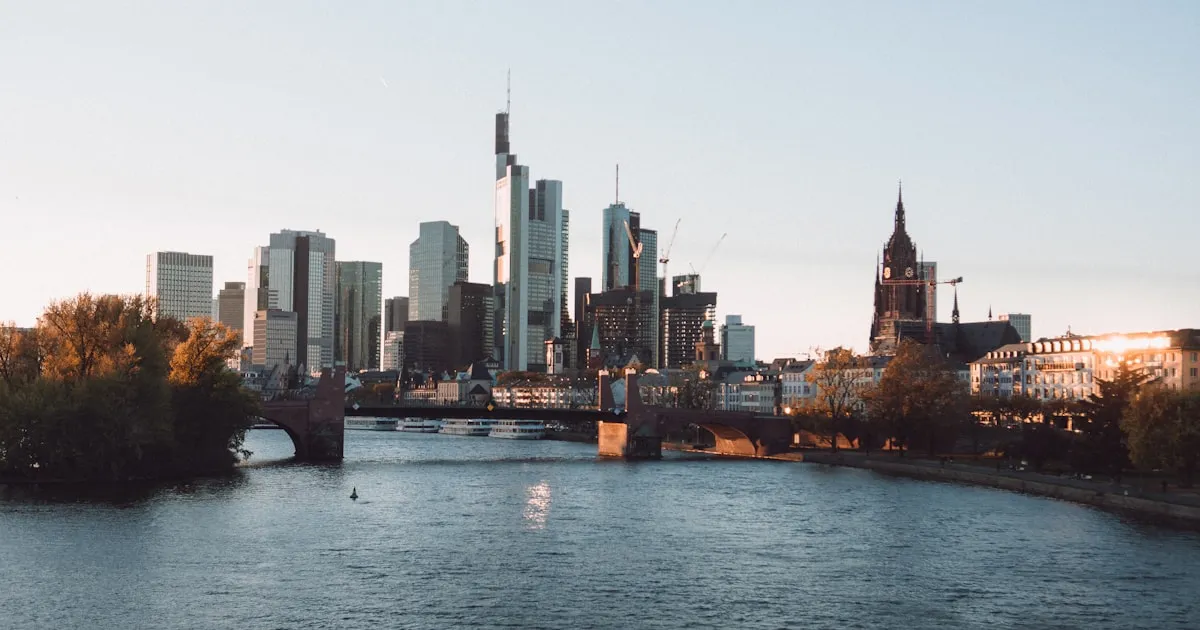 Frankfurter Skyline am Main – Kulisse des Mainova Frankfurt Marathons