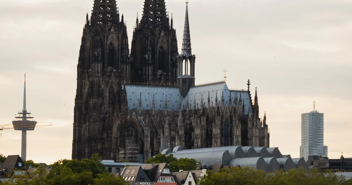 Kölner Dom und Rheinpromenade – Herzstück des Köln-Marathon-Kurses