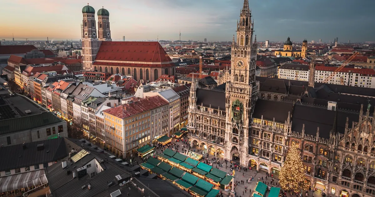 Luftbild Münchner Innenstadt mit Marienplatz und Frauenkirche